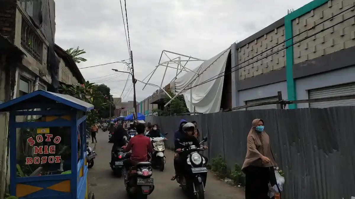 Diterpa Angin Kencang, Atap Stadion Mini Ciputat Ambruk