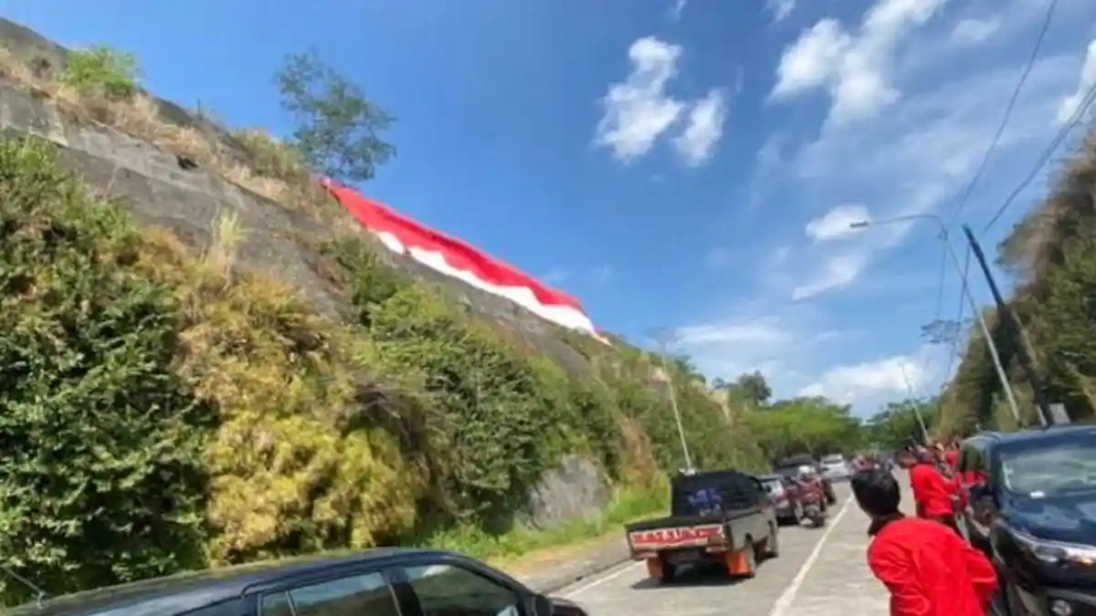 Bendera Merah Putih Raksasa Sebesar 45x17 Meter Dibentangkan di Tebing Bukit Ungaran Semarang