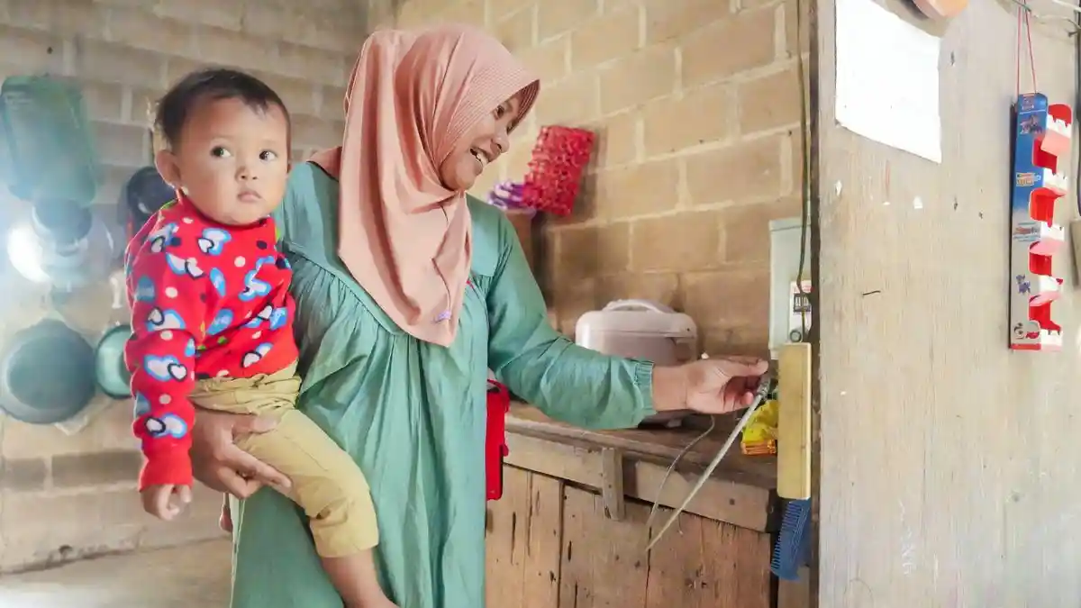 PLN UID S2JB Kembali Nyalakan 136 Sambungan Listrik Gratis Melalui Program Light Up The Dream