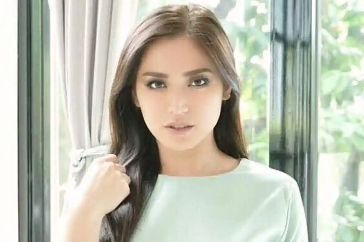 Modelnya Kayak Jas Hujan, Harga Baju Jessica Iskandar Ini Ternyata Selangit!   