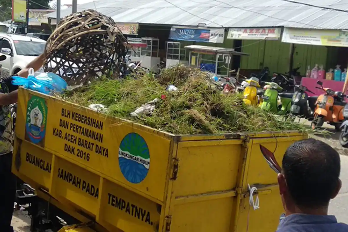Komunitas Pecinta Scooter Abdya, Wabup, dan TNI/Polri Bersihkan Simpang Cerana