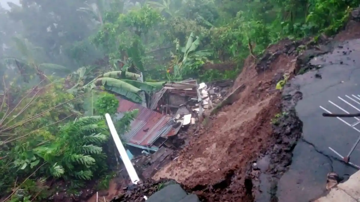 Dampak Hujan Deras, 4 Rumah Warga Yehembang Jembrana Terdampak Longsor, 1 Rumah Disambar Petir