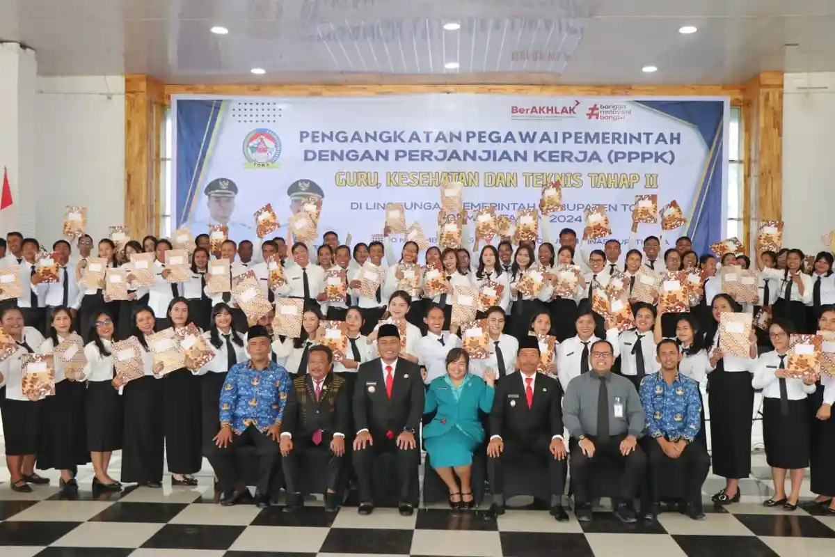 Bupati Toba Sampaikan Tiga Pesan Usai Menyerahkan SK PPPK Tahap II