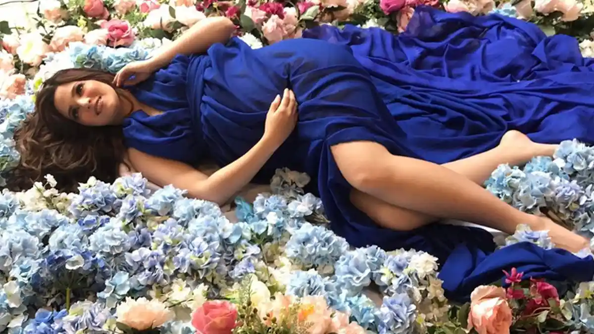 Lakukan Maternity Shoot Diatas Bunga-bunga, Badan Nia Ramadhani Ini Sukses Bikin Sirik Wanita!