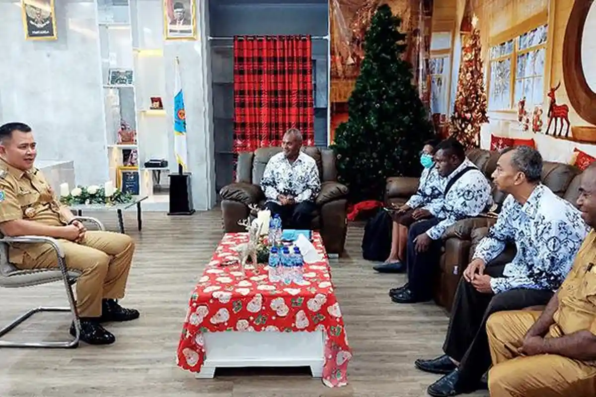 Tingkatkan Kualitas Pendidikan di Maybrat, Pj Bupati Tekankan Seleksi dan Sertifikasi Guru