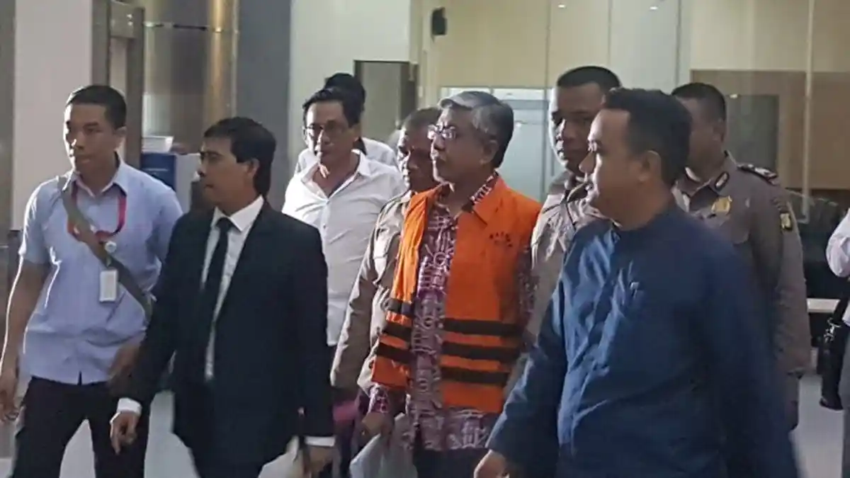 Keluarga dan Kerabat Menangis Lihat Gubernur Sulteng Pakai Rompi Tahanan