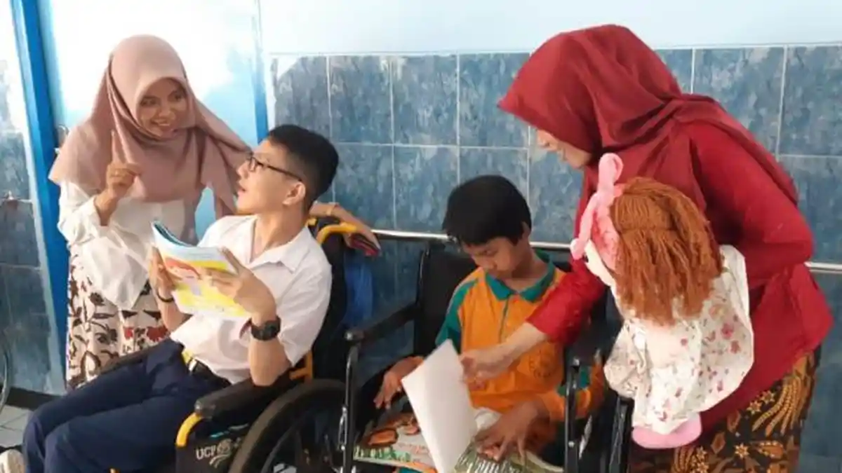 Mata Nayya Berbinar saat Tim Dispusip Kota Surabaya Mendongeng di YPAC