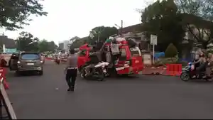 Satlantas-Polres-Lebak-menghentikan-salah-satu-m.jpg