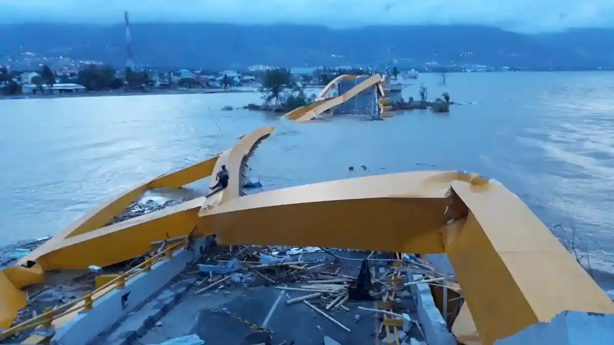 Jembatan Kuning, Ikon Kebanggan Palu dan Keberadaan Buaya Kalung Ban