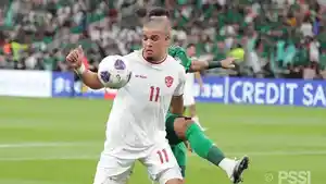 Ragnar-Oratmangoen-beraksi-di-laga-Timnas-Indonesia-lawan-Arab-Saudi.jpg