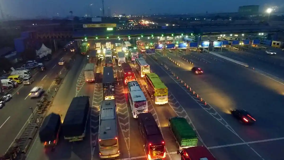 BERITA FOTO: Penampakan Arus Mudik H-8 di Cikarang Utama