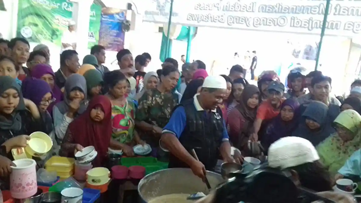 1000 Porsi Bubur Samin Menu Takjil Khas Masjid Darussalam di Jayengan - pembagian-bubur-samin_20160607_173854.jpg