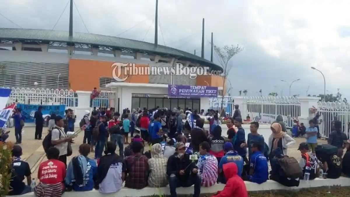 Penonton VIP Protes Dapat Tempat Duduk di Pojok Lapangan