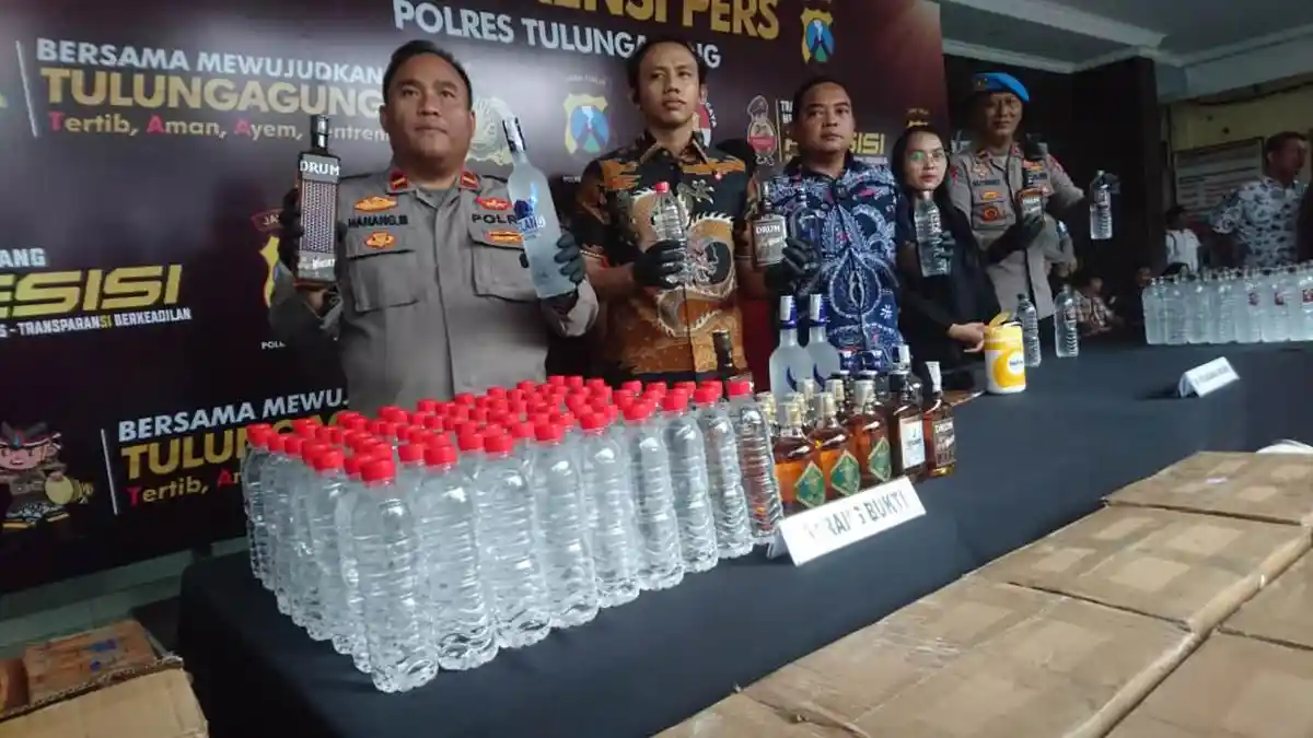 Polres Tulungagung Ungkap Penjual Miras Sistem COD, Barang Bukti 2.641 Botol