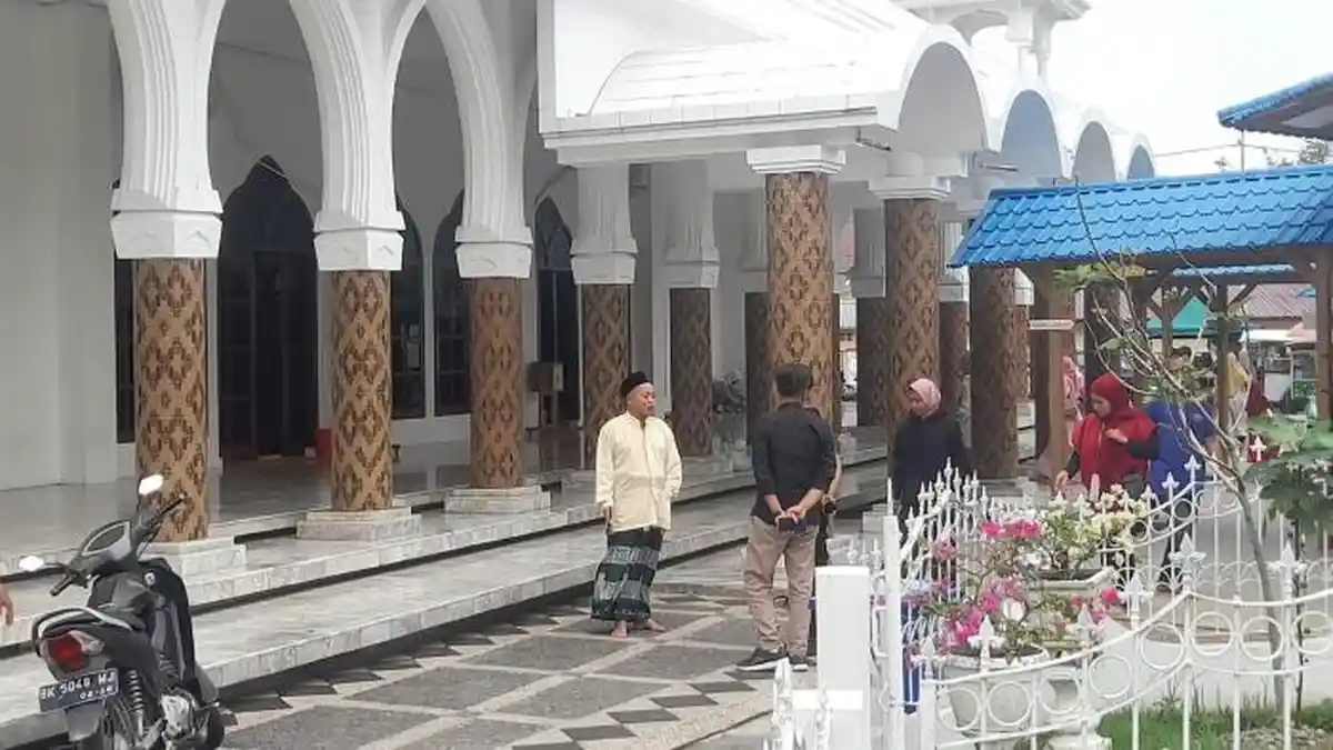 Gawat! Maling Motor Berkeliaran di Masjid Raya Siantar, Pelaku Pakai Hoodie Gasak Kendaraan Jemaah