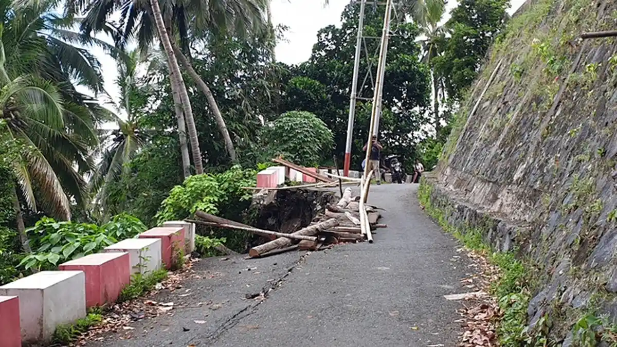 Warga Siau Timur Utara Temui Wakil Ketua DPRD Sitaro, Keluhkan Kondisi Jalan Rusak