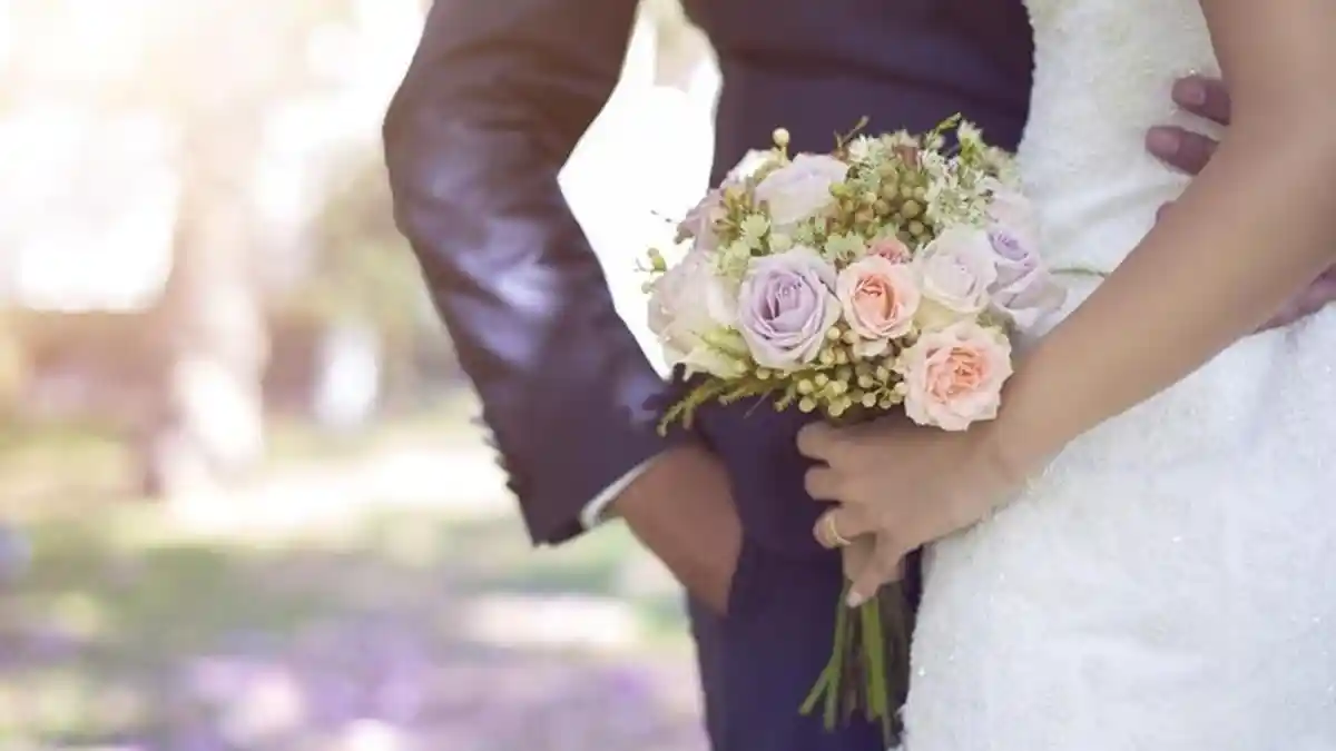 Seorang Wanita Pinjam Gaun Pengantin dari Mantan Istri Calon Suaminya