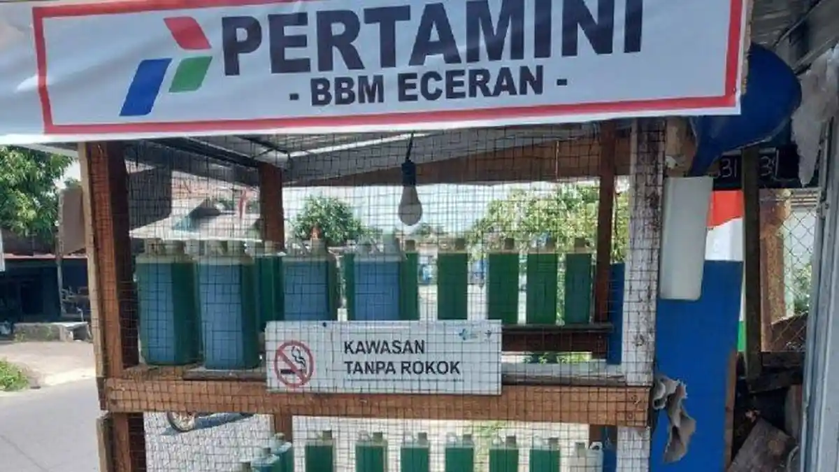 MELEJIT Harga BBM Pertalite Terbaru di Kios Bensin Eceran Kini Tembus Rp 20.000 Per Liter