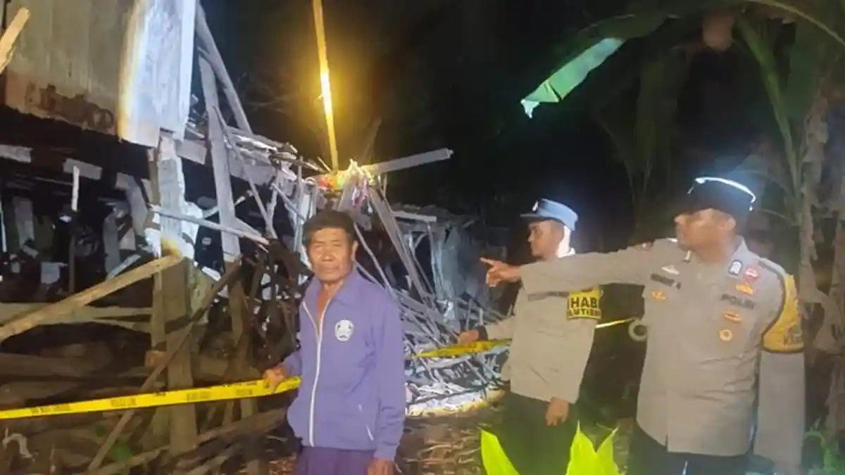 Rumah Lansia di Rantau Alai Ogan Ilir Ambruk Saat Dini Hari, Material Kayu Lapuk Dimakan Usia - Sripoku.com