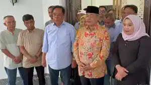 Bursah-Zarnubi-mendatangi-kediaman-Lidyawati-yang-juga-istri-dari-Calon-Wakil-Gubernur.jpg