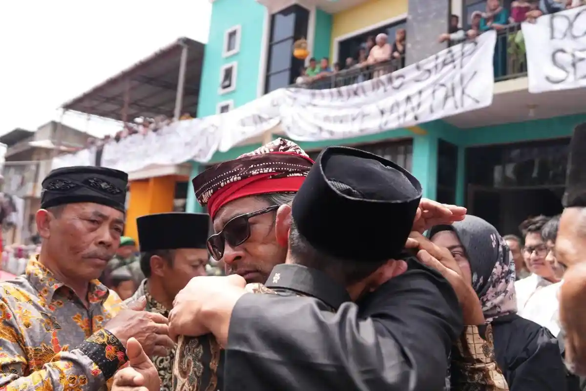 Tangis Haru Warga Saat Perpisahan Kadesnya Maju jadi Calon Bupati Temanggung