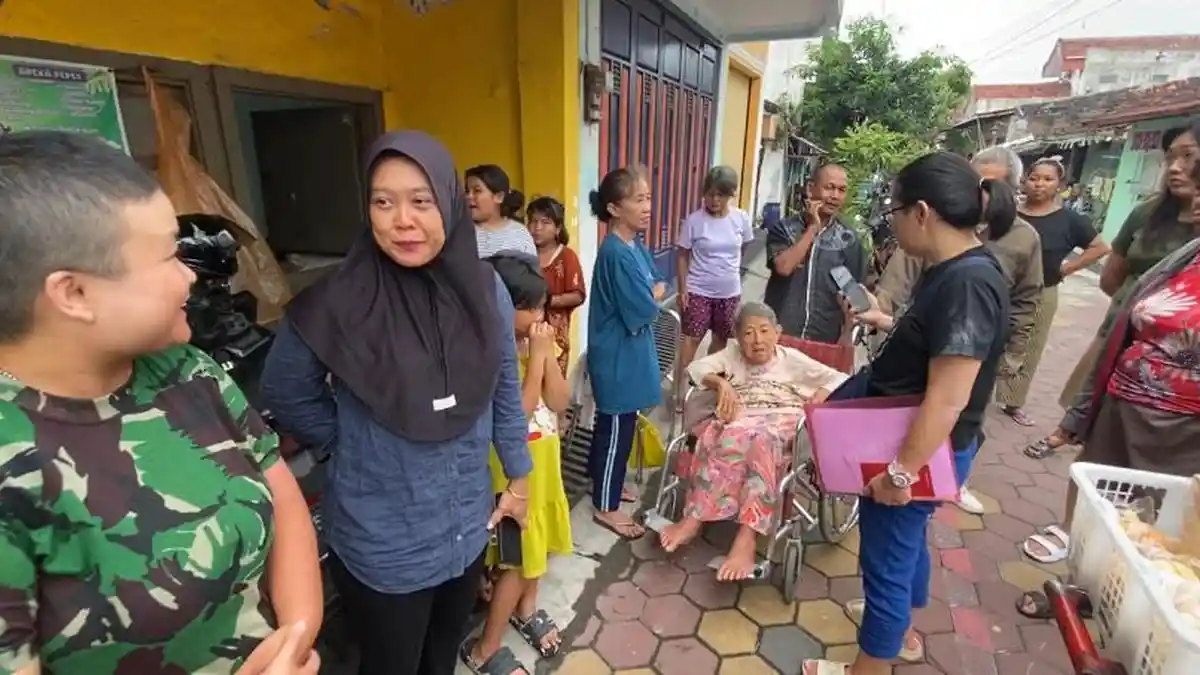 Di Tengah Api dan Kepulan Asap, Ariyanto Gendong Tan Lan Siang Keluar dari Rumah yang Terbakar