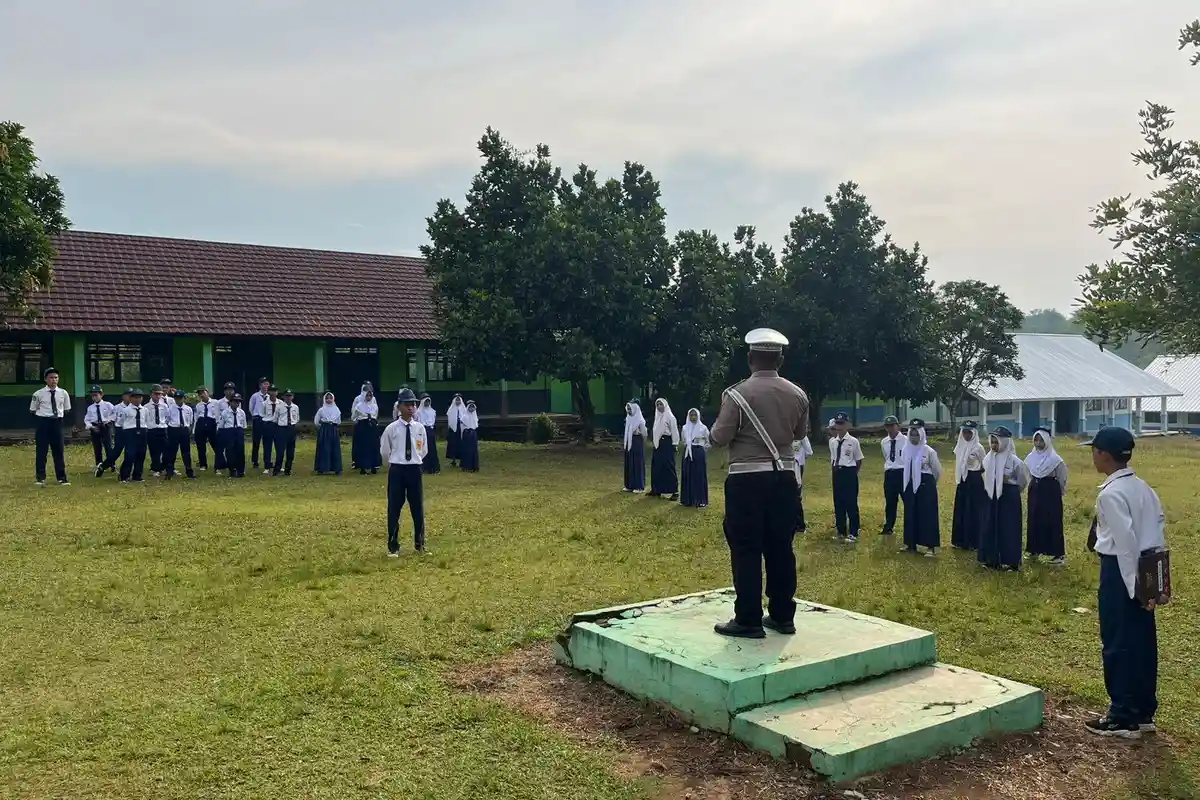 Polres Way Kanan Polda Lampung Lakukan Pembinaan di SMPN 3 Blambangan Umpu