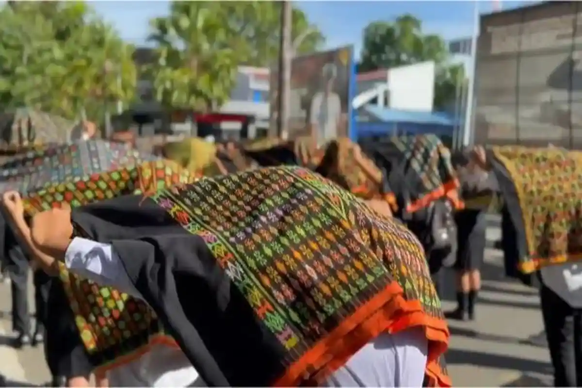 Lestarikan Budaya di Manggarai Barat NTT, 1000 Kain Songket Dibentangkan di Labuan Bajo
