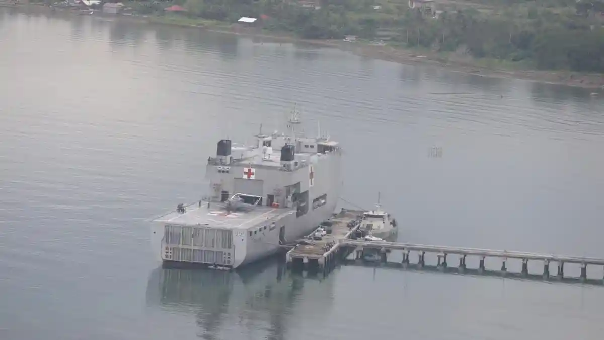 Foto Udara: Rumah Sakit Terapung Soeharso Bantu Korban Gempa Sulbar