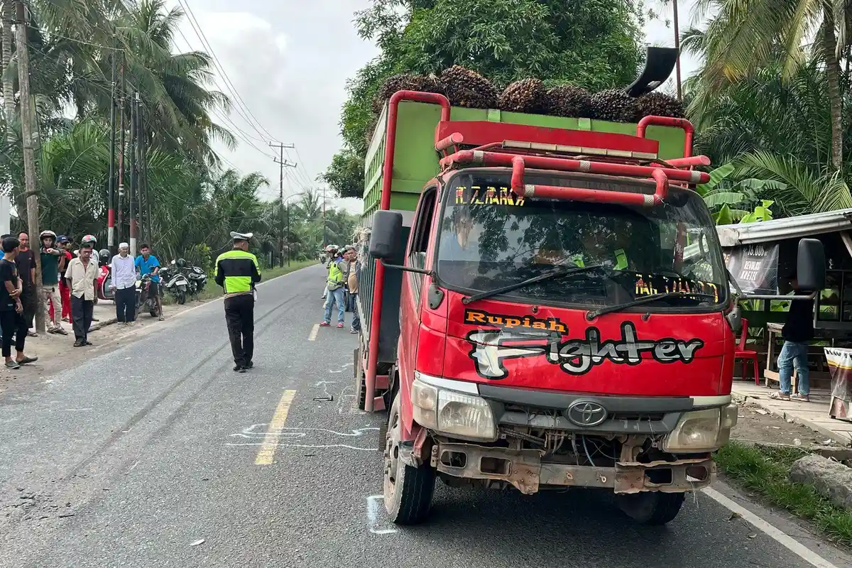 Oleng dan Tabrak Truk Saat Melintas Menggunakan Motor di Desa Muara Baru, Pria di OKI Tewas di TKP