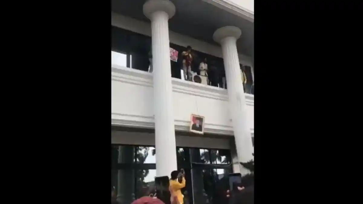 VIRAL Video Detik-detik Foto Jokowi Diturunkan hingga Mahasiswa Ini Jadi Tersangka