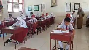 Sejumlah-siswa-mengikuti-ASAJ-di-SD-Inpres-Batuparigi.jpg