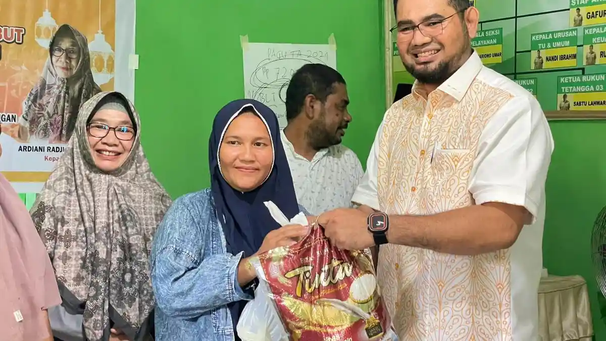 Sambut Bulan Suci Ramadan, Bupati Halmahera Selatan Salurkan Ribuan Paket Sembako ke Warga