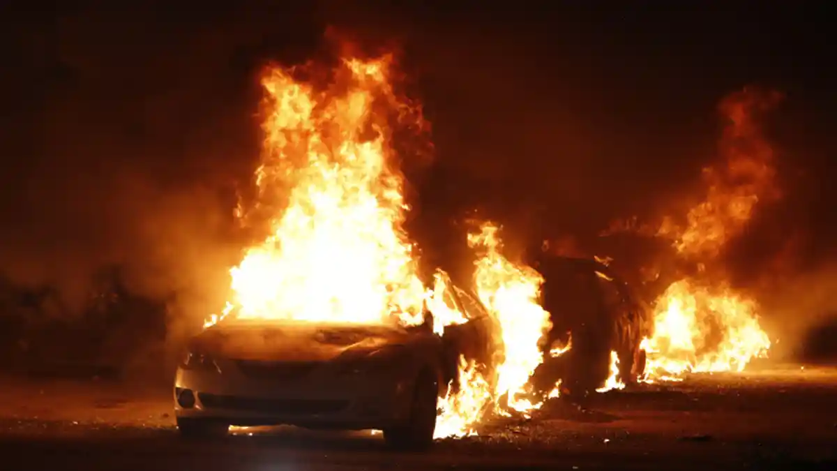 FOTO - Demo Besar di AS, Puluhan Mobil Dibakar, Buntut dari Penembakan Pria Berkulit Hitam - kerusuhan-amerika-2.jpg