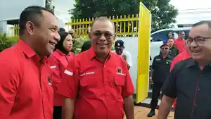 BAJU-MERAH-Yosef-Benediktus-Badeoda-yang-juga-merupakan-Bupati-Ende-mengenakan-baju-PDIP.jpg