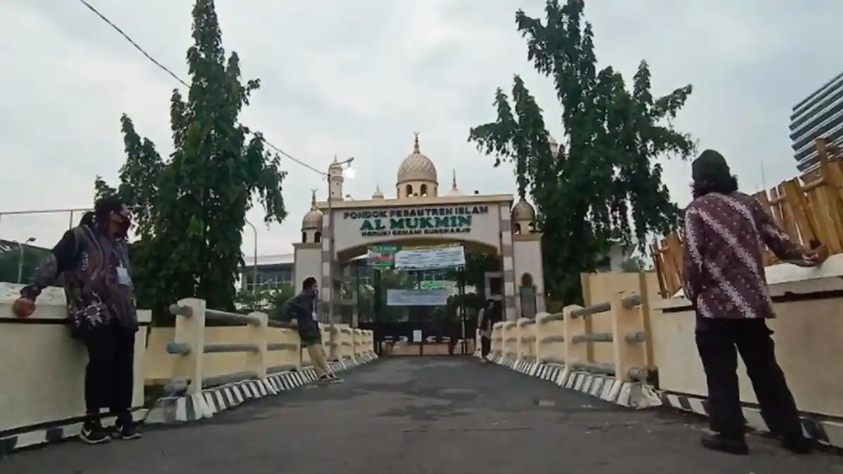 Foto Suasana Ponpes Ngruki di Hari Bebasnya Abu Bakar Baasyir : Tak Biasa, Pintu Dijaga Ketat