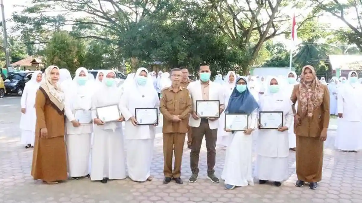 Tenaga Medis di Jeumpa Bireuen Terima Penghargaan