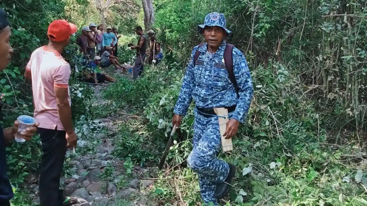 Gotong-Royong,  Yufentius Tongkang dan Warga Kerja Bakti Bersihkan Jalan Patekaca-Puar Miteng
