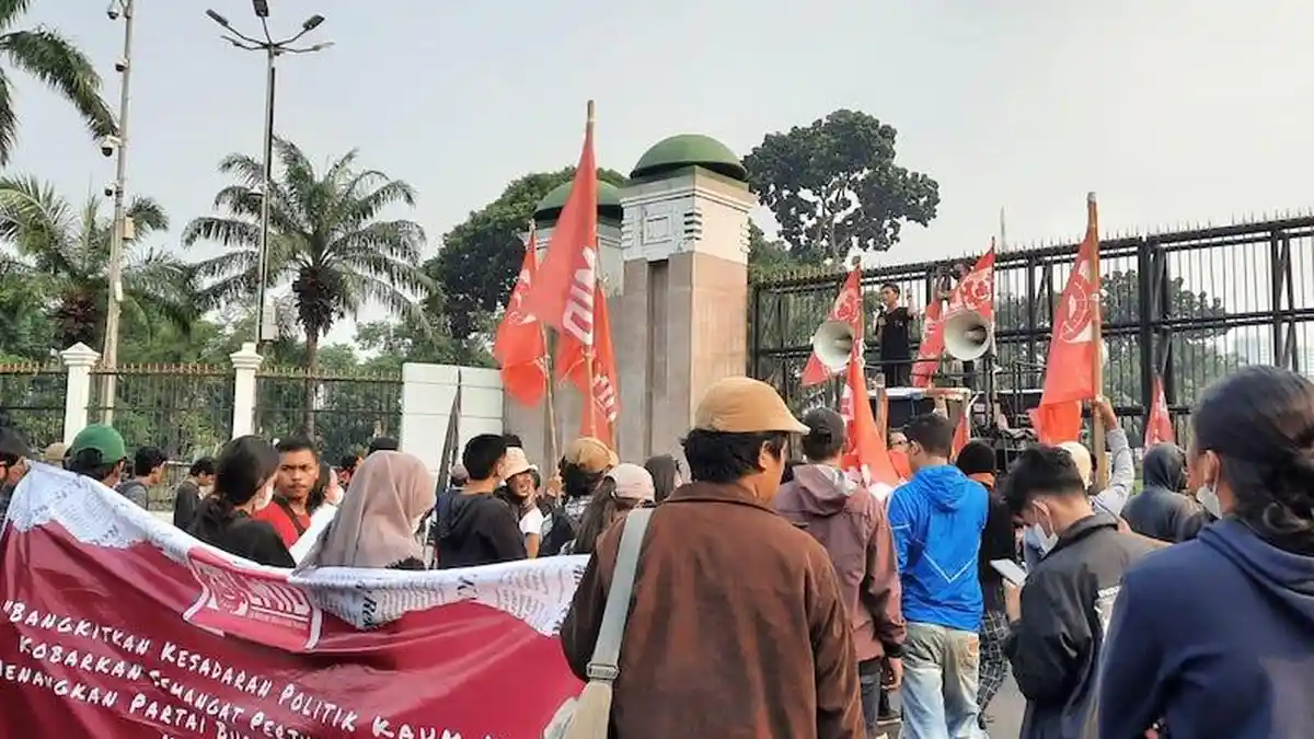 Sempat Ricuh di KPU RI, Aksi Demo LMID Berlanjut ke Gedung DPR RI