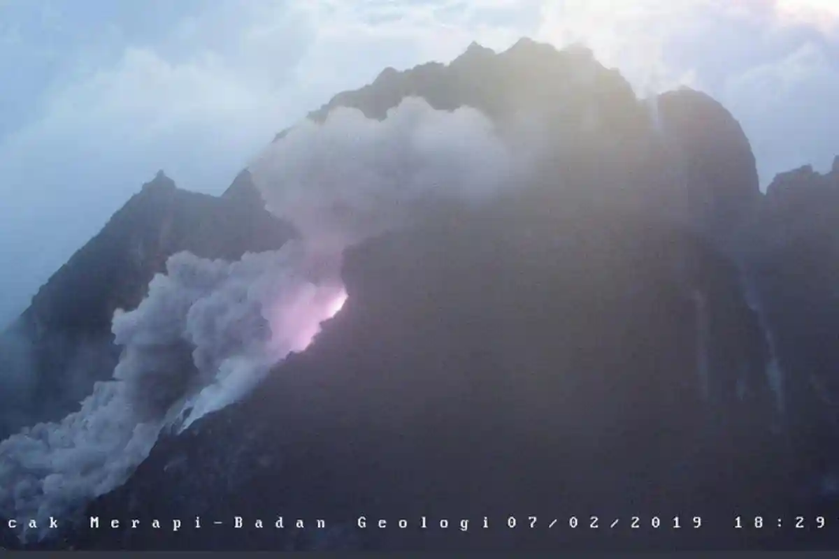 BREAKING NEWS: Gunung Merapi Kembali Muntahkan Awan Panas pada Kamis Malam
