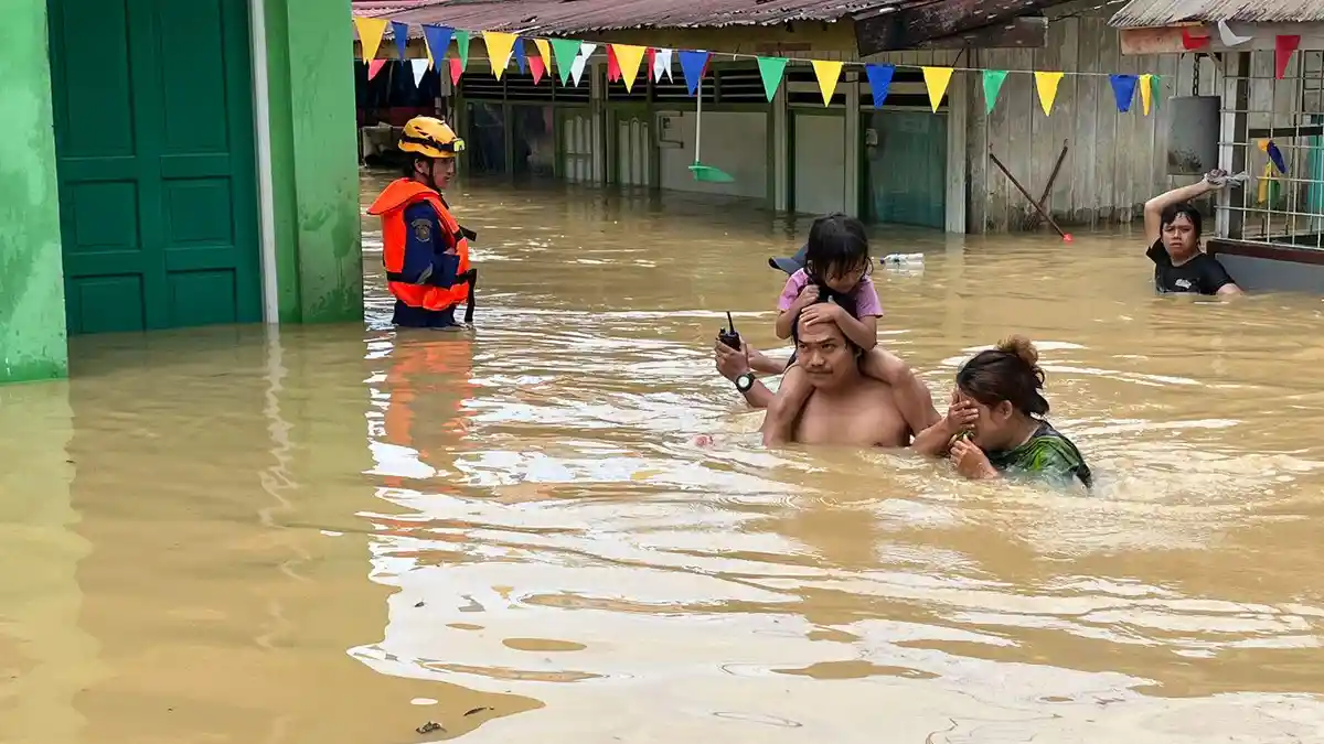 Banjir 2 Meter Rendam Balikpapan Selatan, Tim Gabungan Evakuasi Anak-anak