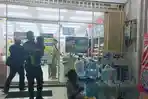 Polisi-membantu-seorang-ibu-bersama-dua-anaknya-di-kawasan-pertokoan-Sukodadi-Lamongan.jpg