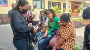 Keluarga-korban-Maria-Mey-sedang-menunggu-rekonstruksi-dimulai.jpg