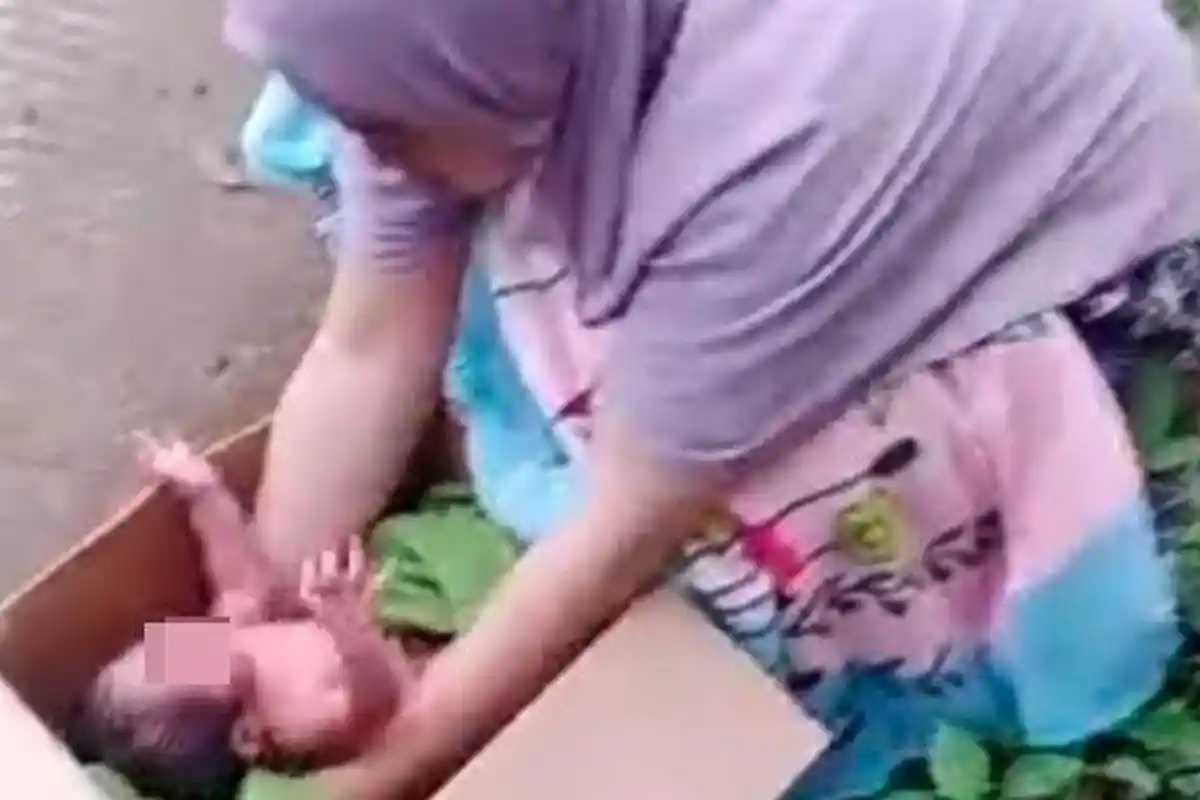BREAKING NEWS - Penemuan Bayi dalam Kardus di Pinggir Jalan Gegerkan Warga Jombang