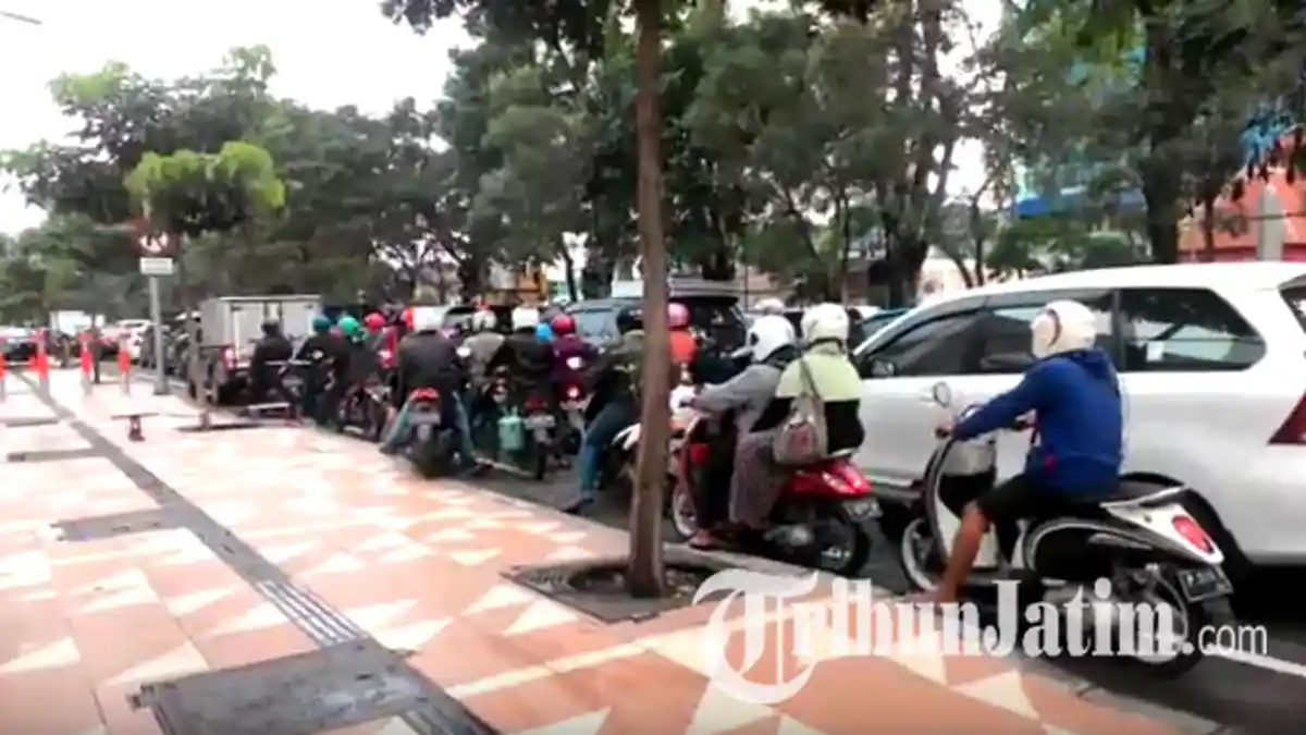 Jalan Diponegoro Surabaya Padat Merayap, Motor Naik ke Trotoar