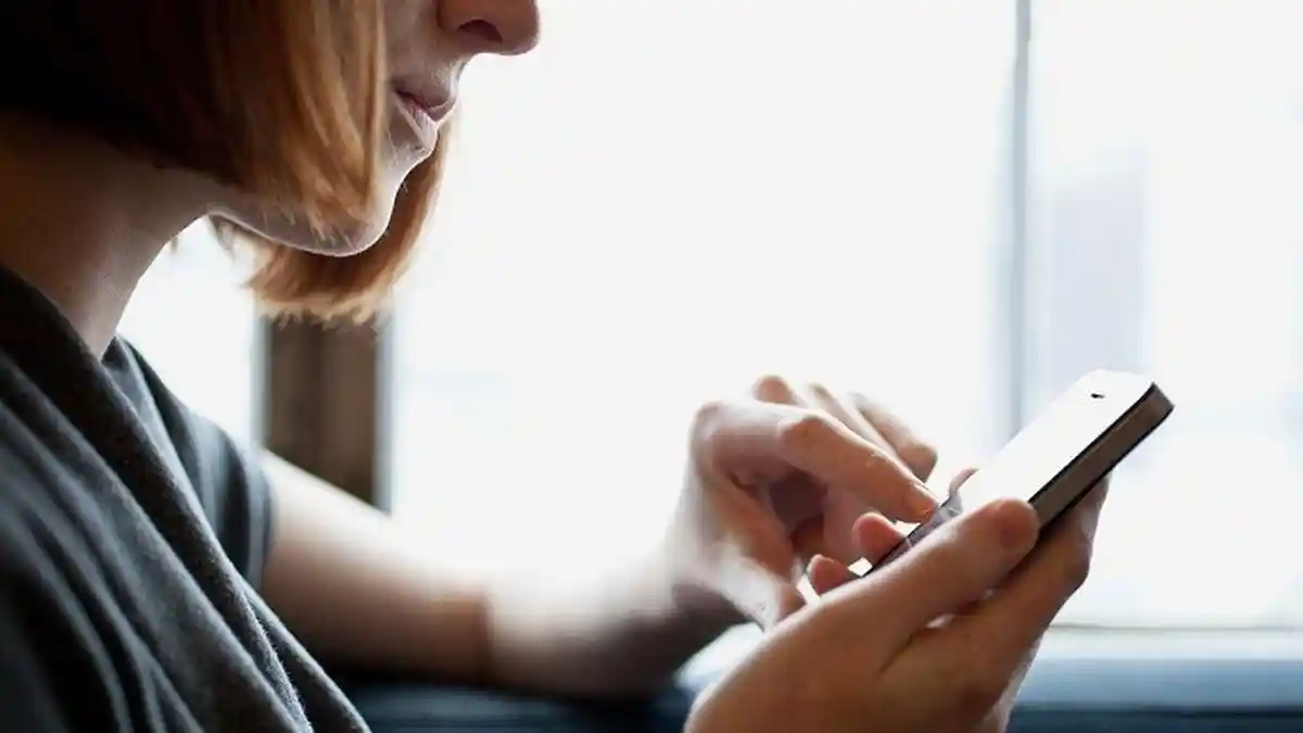 Sering Pegang Ponsel Sebabkan Sindrom Smartphone Pinky, Simak Cara Mengatasinya