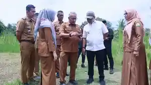 Bupati-Aceh-Besar-H-Muharram-Idris-meninjau-lokasi-rencana-pembangunan-Labkesmas.jpg