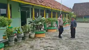 Polisi-Datangi-SDN-iron-02-Madiun.jpg