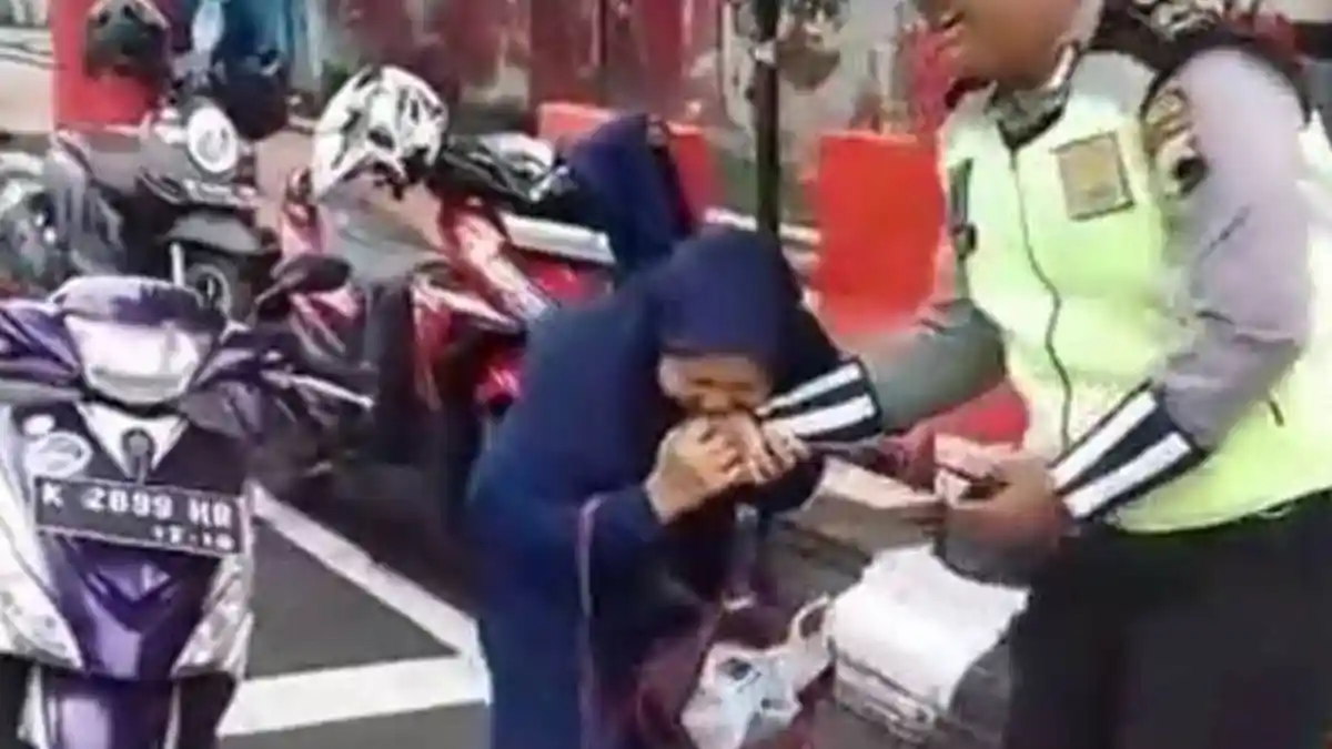 Polisi Ini Meringis Kesakitan Digigit Emak-emak Tak Terima Ditilang