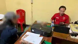 Penjual-rokok-ilegal-DY-sedang-diperiksa-oleh-satreskrim-Polres-Alor.jpg